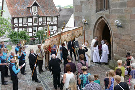 Fronleichnamsprozession durch die Straßen von Naumburg (Foto: Karl-Franz Thiede)